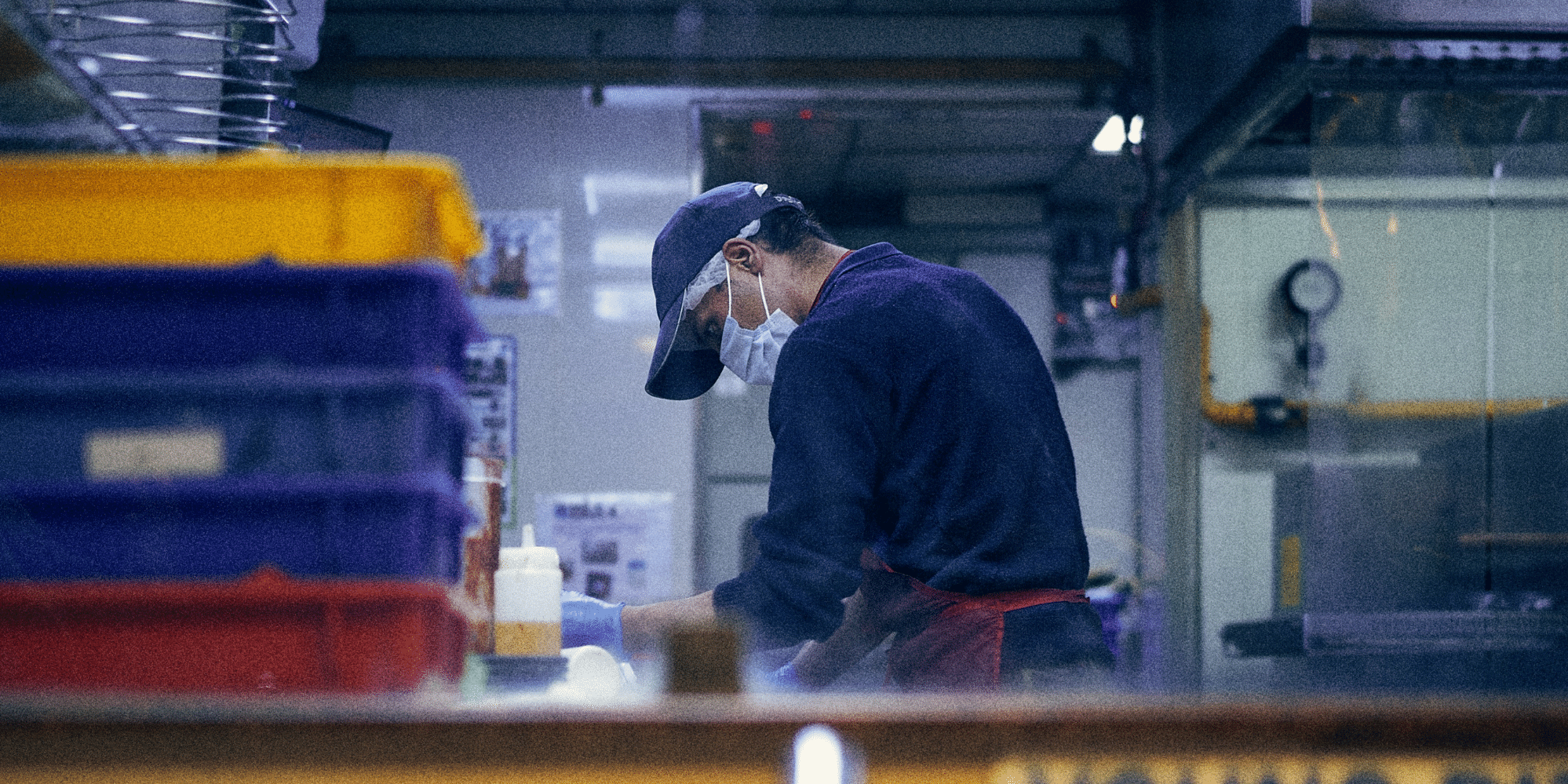 Blogue image Man wearing mask working in restaurant kitchen